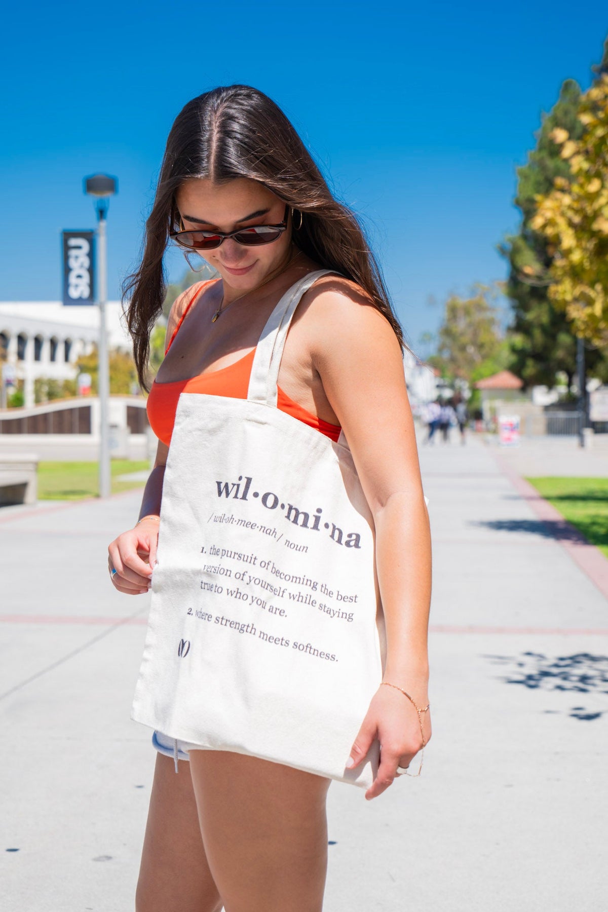 wil·o·mi·na TOTE